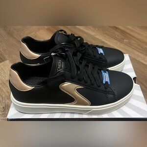 Skechers size 6 women NEW